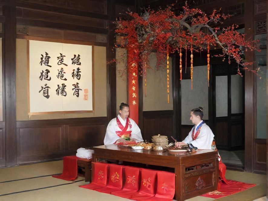 一个现代高端会所的私人包厢特写,展示了奢华的内饰和柔和的灯光,营造出私密而舒适的氛围。