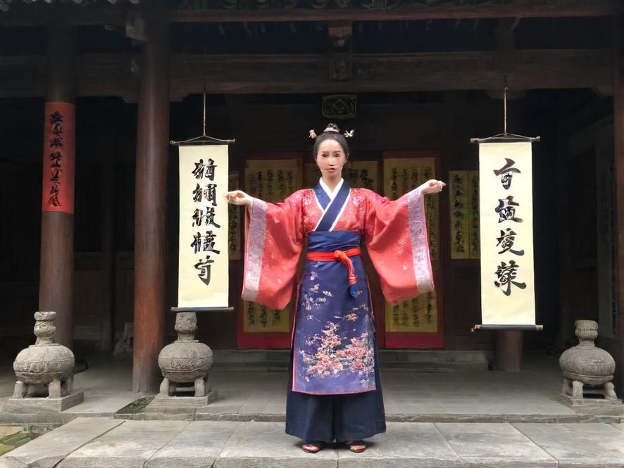 广州一家高端桑拿会所的内部场景，设计融合了现代与东方元素，营造出奢华而宁静的氛围，让人感到放松和舒适。