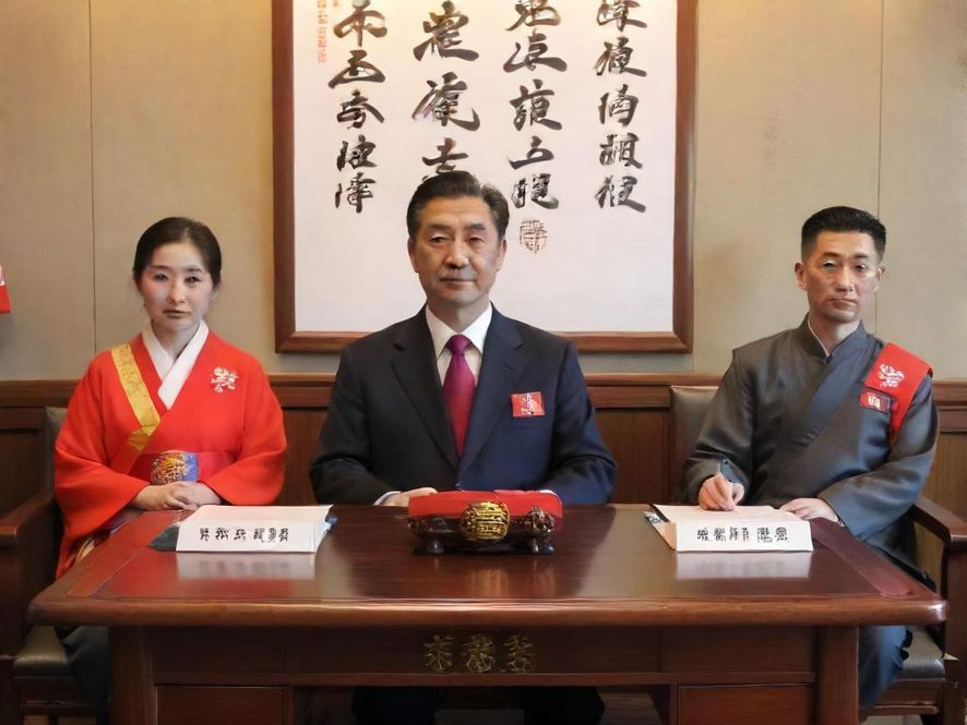 高端私人会所内，两人低声交谈，氛围私密而奢华