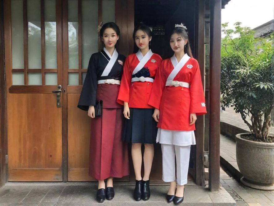 深圳犬马之家高端会所内，专业服务人员提供贴心微笑服务