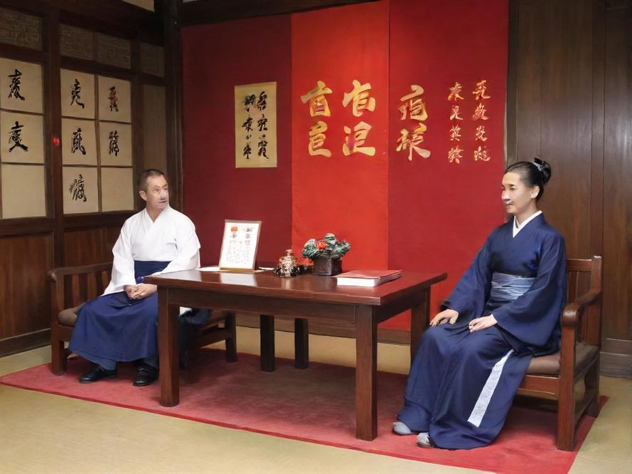 雅致会所内部，柔和的灯光映照在舒适的欧式沙发上，营造出私密而奢华的放松氛围。