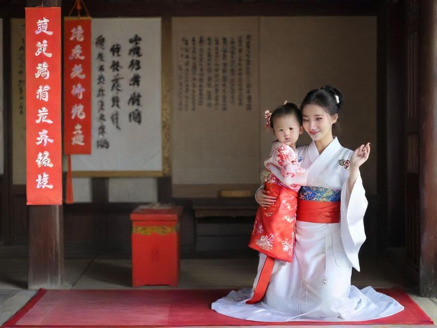 罗湖区一家高端桑拿会所的内部俯视图,装修奢华,格调雅致,灯光柔和,营造出极致放松的氛围。