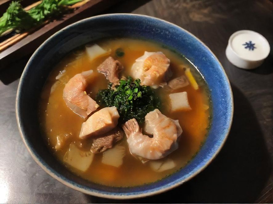 深圳夜晚小吃街,各种美食摊位灯火通明,食客络绎不绝,充满人间烟火气。