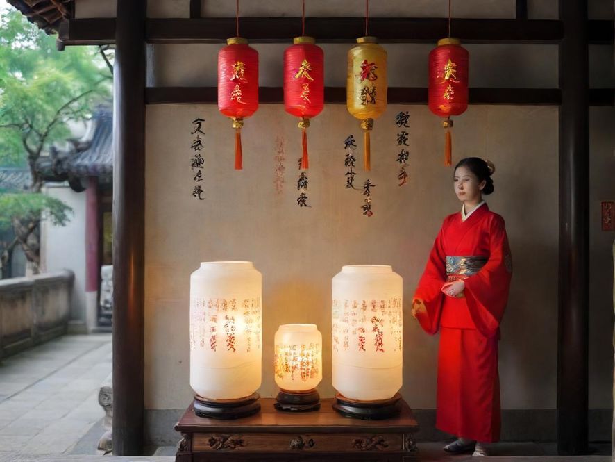 广州新蒲典的奢华会所入口，内部装潢精致，暖色调灯光营造出温馨而高雅的氛围。